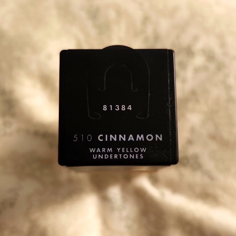 ELF FLAWLESS SATIN FOUNDATION - Picture 2 of 5